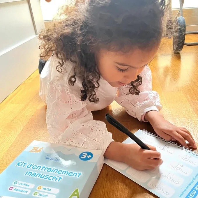 Kit d'entraînement à l'écriture manuscrite KiddoSpace (4 livres + 1x Poignée de stylo + 1 Stylo à Encre Spécial)